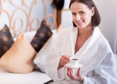 Kahve içme pozitif güzel kadın,