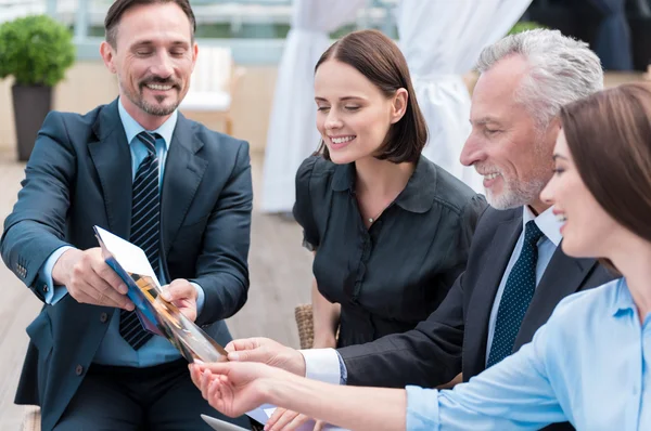 Positieve lachende collega's werken aan het project — Stockfoto