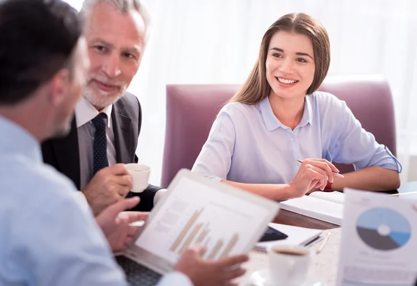 Vrolijke collega's zitten aan de tafel — Stockfoto