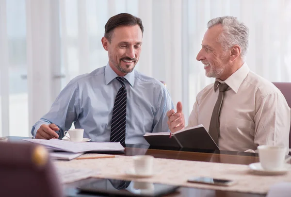 Positive Kollegen bei netten Gesprächen — Stockfoto