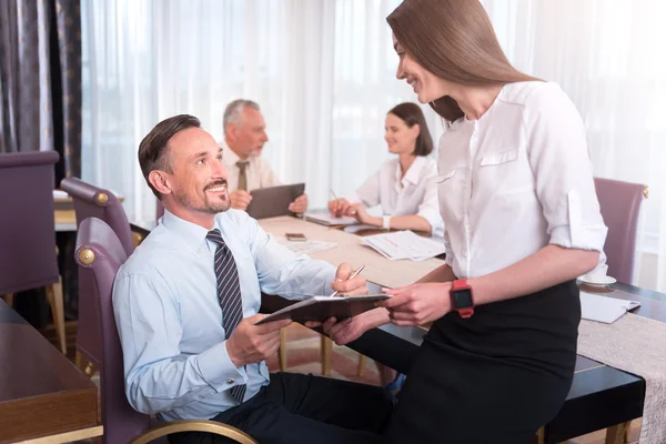 Colegas positivas sentadas a la mesa — Foto de Stock