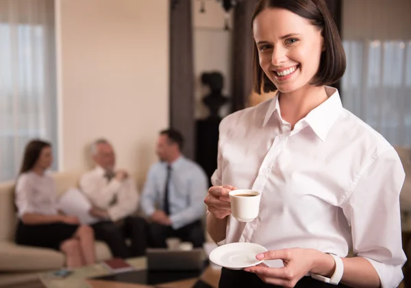 Mujer hermosa alegre bebiendo café — Foto de Stock