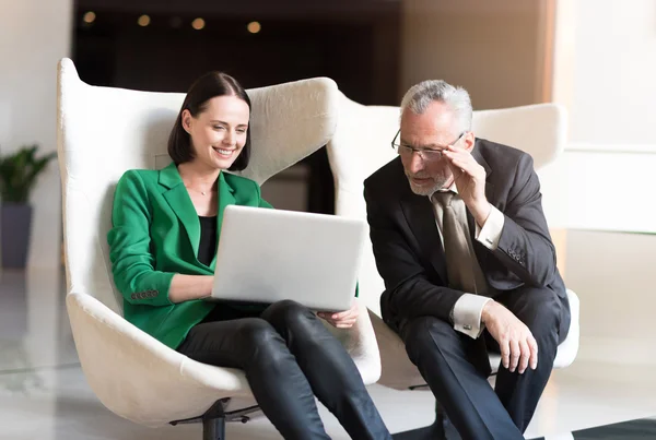 Colegas positivas sentadas a la mesa — Foto de Stock