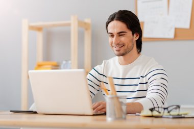 Masada oturan neşeli adam