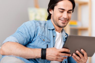 gülümseyen yakışıklı adam tablet kullanma