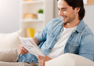 Pozitif adam okuma gazete