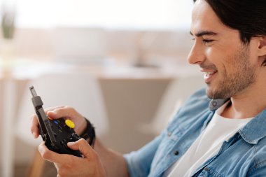 video oyunları oynayarak neşeli adam