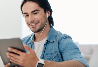 Tablet kullanarak pozitif yakışıklı adam