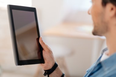 Hoş adam tablet kullanma