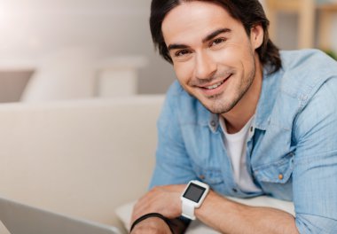 Evde istirahat olumlu yakışıklı adam