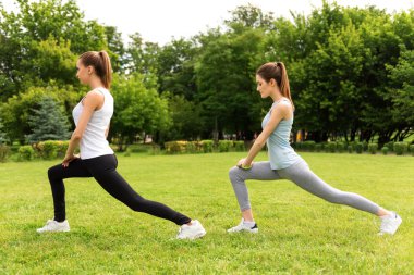 Spor egzersizleri yapan hoş ince kadınlar