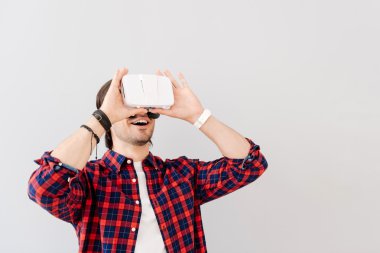 Sanal gerçeklik aygıt kullanan olumlu adam