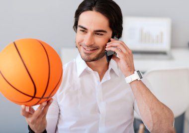 Sepet topu tutan neşeli adam