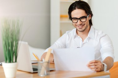 Hoş pozitif adam masada oturan