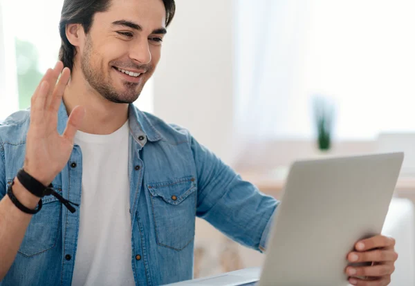 Homem bonito positivo usando tablet — Fotografia de Stock