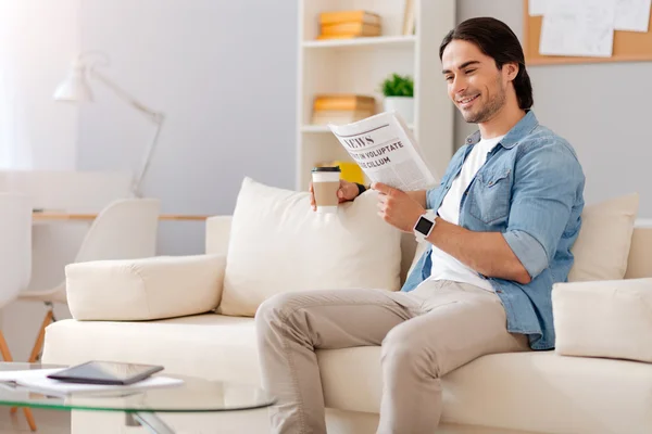 Hombre alegre leyendo el periódico — Foto de Stock