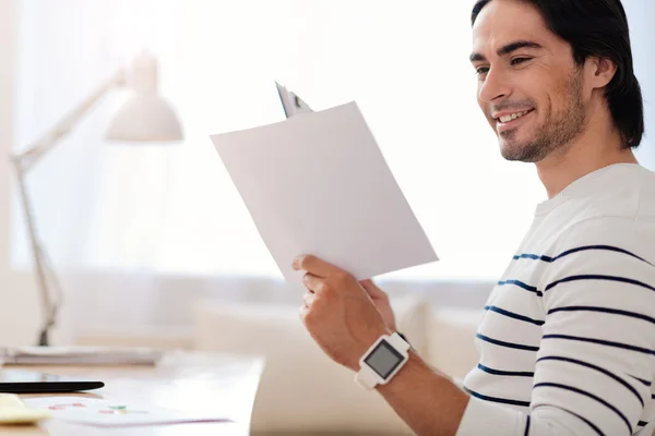 Schöner lächelnder Mann, der im Büro arbeitet — Stockfoto