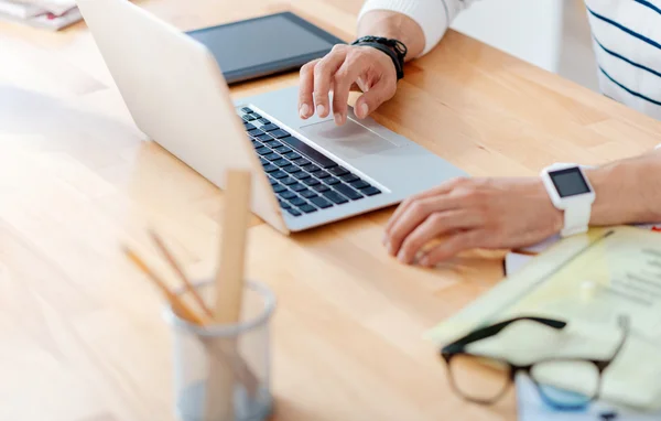 Flitig arbetstagare som använder laptop — Stockfoto