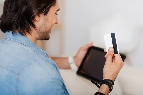 Fröhlicher Mann mit Tablette — Stockfoto