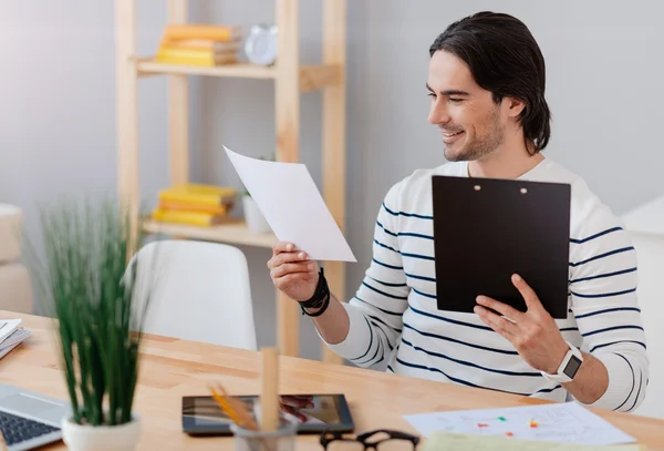 Uomo positivo che lavora con le carte — Foto Stock