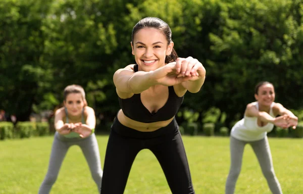 Mujeres positivas haciendo ejercicios deportivos — Foto de Stock