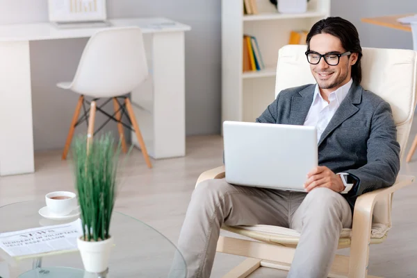 Vrolijke relaxte zakenman zittend in de stoel — Stockfoto