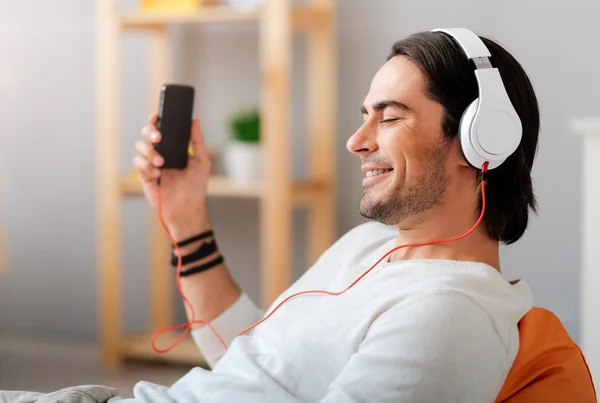 Homem positivo ouvindo música — Fotografia de Stock