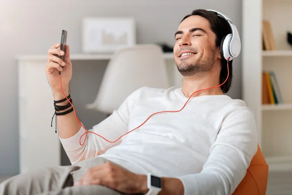 Homem alegre ouvindo música — Fotografia de Stock