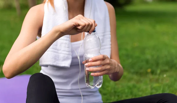 Wanita yang menyenangkan minum air — Stok Foto