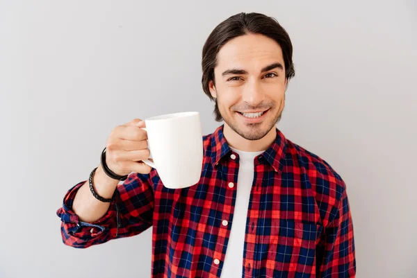 コーヒーを飲みながら陽気な男 — ストック写真