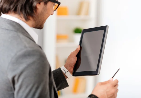 Positiver Geschäftsmann mit Tablet — Stockfoto