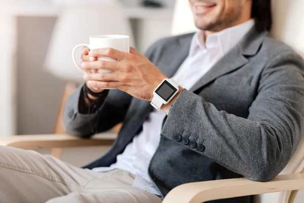 Ontspannen man zittend drinken koffie — Stockfoto