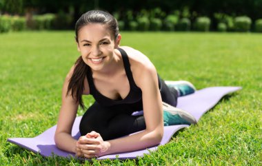 Overjoyed gülümseyen kadın germe