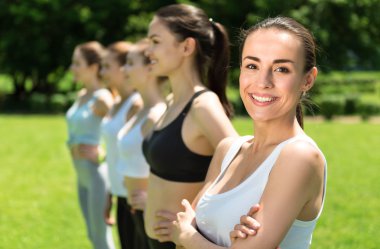 Neşeli sportif kadın sevinç ifade