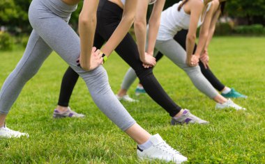 Spor egzersizleri yapan hoş ince kadınlar