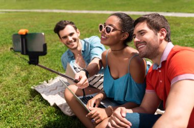  Mutlu ve neşeli gençlik selfie fotoğraf yapma 