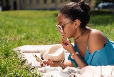 kadın manifatura birisi