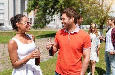 adam ve cola tutan kadın