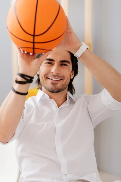 Positive man holding basket ball — Stock Photo, Image