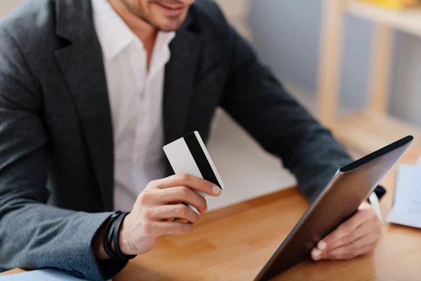 Angenehmer Geschäftsmann mit Tablet — Stockfoto