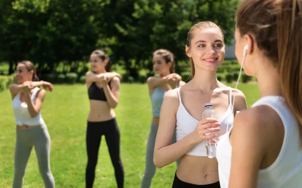 Kladné ženy trávení dne venku — Stock fotografie