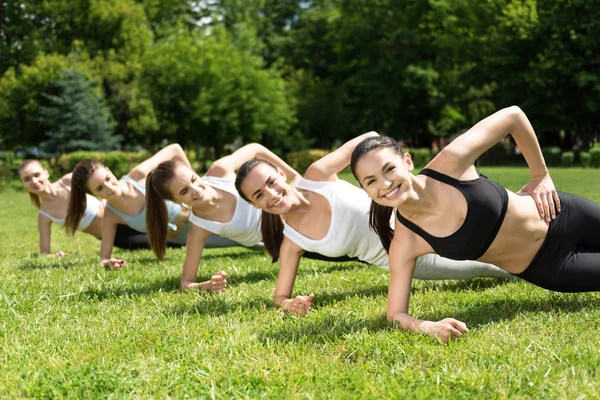 Positieve vrouwen gaan in voor sport. — Stockfoto