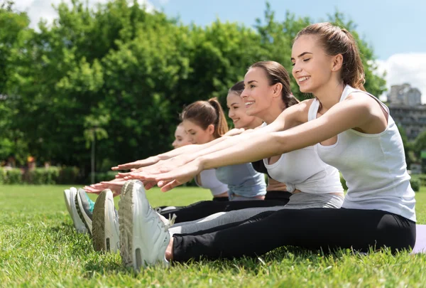 Neşeli kadınlar spor egzersizleri yapıyor — Stok fotoğraf