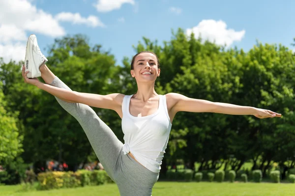 Vrolijke vrouw doet sportoefeningen — Stockfoto