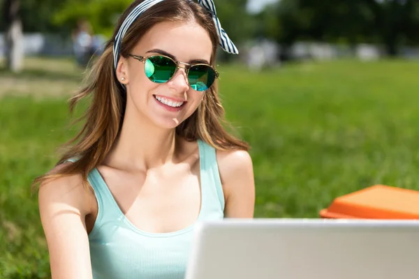 Positive and merry young woman — Stock Photo, Image