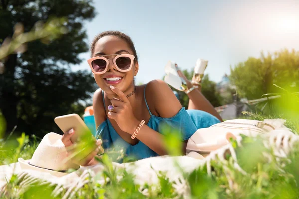 Giovane donna utilizzando il suo telefono cellulare — Foto Stock