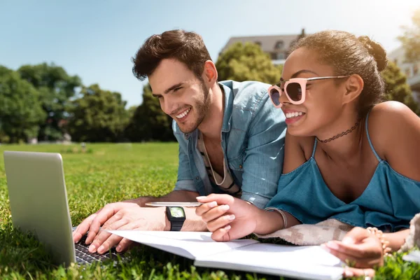 Conteúdo mulher e homem usando laptop — Fotografia de Stock