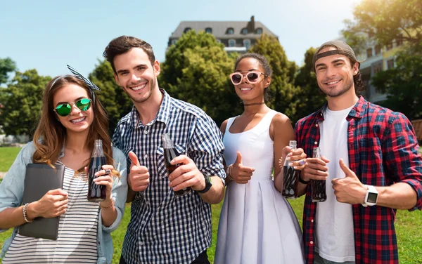 Jóvenes sosteniendo botellas — Foto de Stock