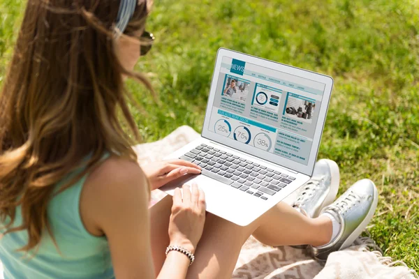 Mujer joven concentrada leyendo noticias —  Fotos de Stock