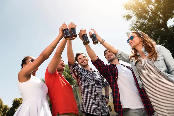 Juventud moderna relajante al aire libre — Foto de Stock